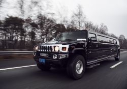 1 Hummer H2 Zwart snelweg