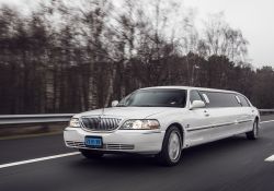 1 Lincoln Towncar snelweg