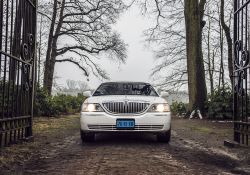 3 Lincoln Towncar voorkant poort